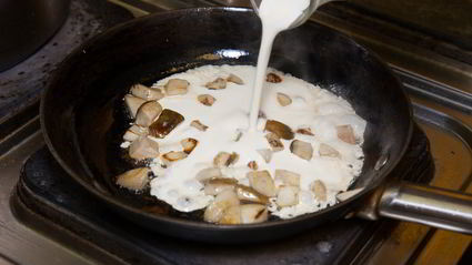 куриные котлеты с пюре и грибным соусом