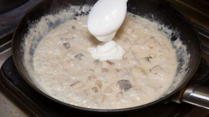 куриные котлеты с пюре и грибным соусом