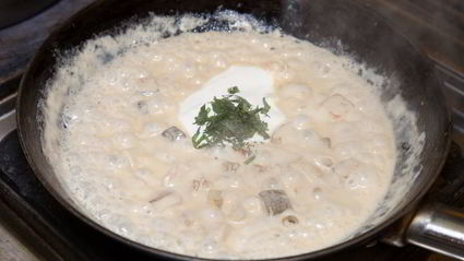 куриные котлеты с пюре и грибным соусом