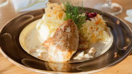 куриные котлеты с пюре и грибным соусом