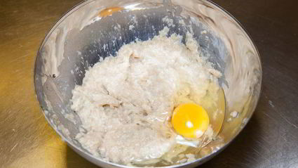 куриные котлеты с пюре и грибным соусом