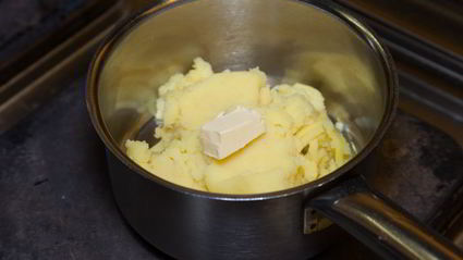 куриные котлеты с пюре и грибным соусом