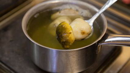 куриные котлеты с пюре и грибным соусом