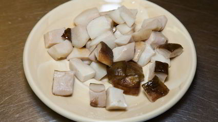 куриные котлеты с пюре и грибным соусом