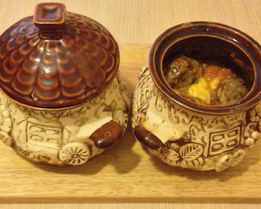 Острые котлеты с кумином, запеченые в горшочках с картофелем