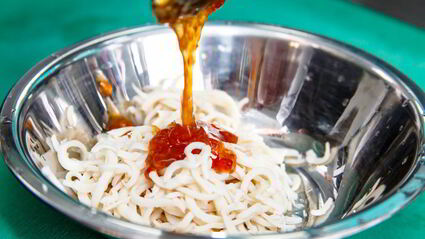 лапша из кальмаров в кисло-сладком соусе