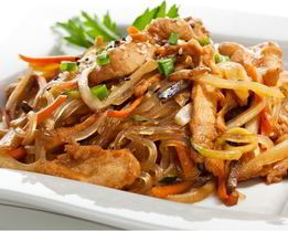 Лапша с курицей и овощами