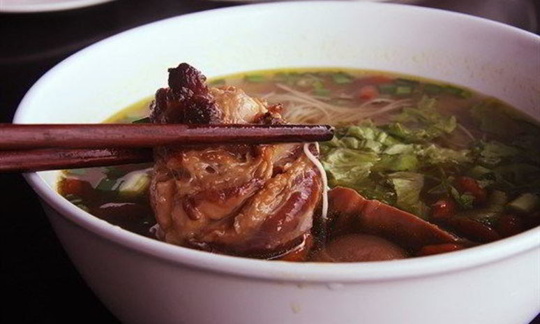 Рецепт лапши со свининой, ветчиной и томатами