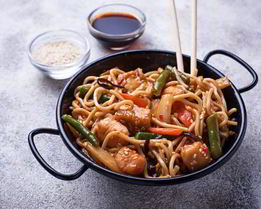 Лапша удон с курицей и овощами в соусе терияки