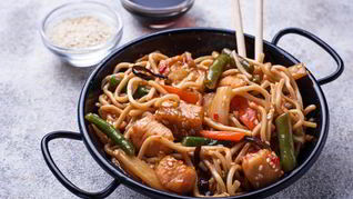 Лапша удон с курицей и овощами в соусе терияки