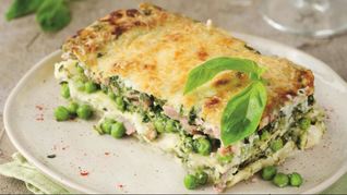 Лазанья с ветчиной, горошком и творогом