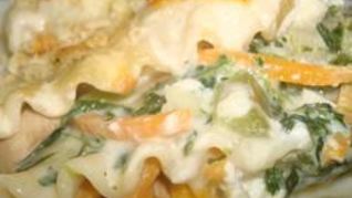 Лазанья со шпинатом, шампиньонами и белым соусом