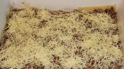 мясная лазанья с грибным соусом