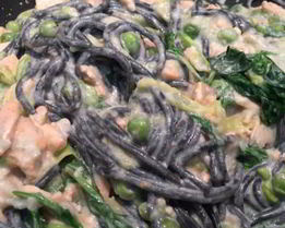 Черные спагетти с красной рыбой горошком и сыром