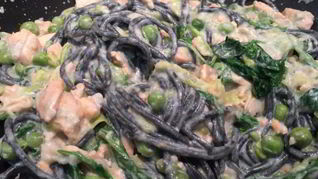 Черные спагетти с красной рыбой горошком и сыром