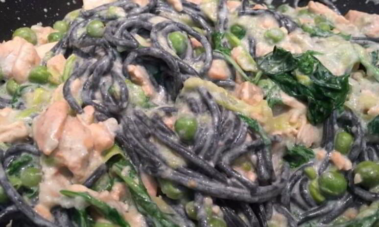 Рецепт черных спагетти с красной рыбой горошком и сыром