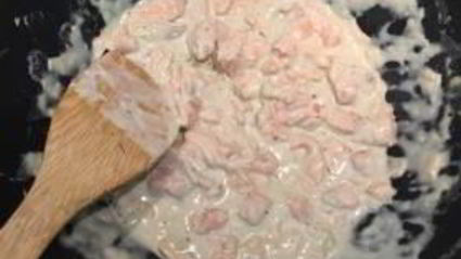 черные спагетти с красной рыбой горошком и сыром