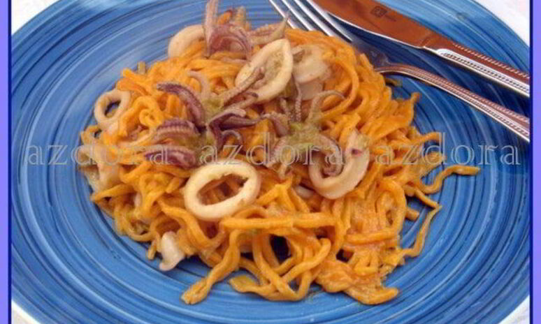 Рецепт домашней красной музыкальной пасты с соусом из кальмаров