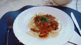 Домашняя паста с морепродуктами в томатном соусе