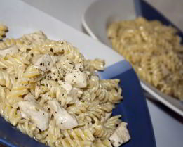 Фузилли паста в сливочном соусе с курицей