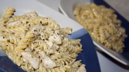 фузилли паста в сливочном соусе с курицей