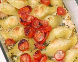 Конкильони, фаршированные овощами и тунцом, запеченные с помидорами черри
