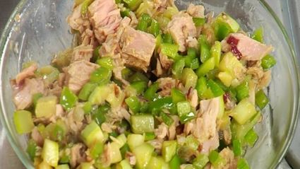 конкильони, фаршированные овощами и тунцом, запеченные с помидорами черри