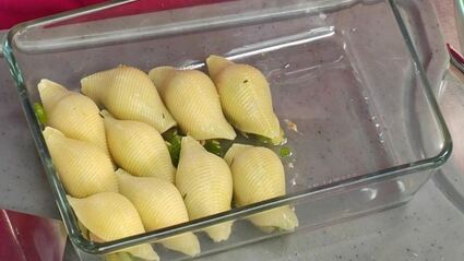 конкильони, фаршированные овощами и тунцом, запеченные с помидорами черри