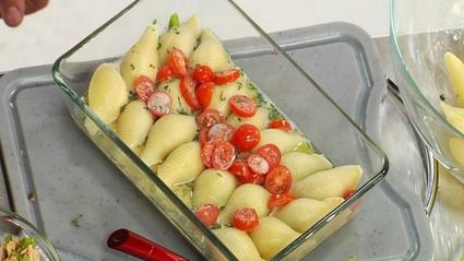 конкильони, фаршированные овощами и тунцом, запеченные с помидорами черри