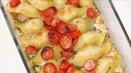 конкильони, фаршированные овощами и тунцом, запеченные с помидорами черри