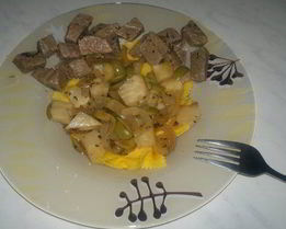 Крестьянская паста с сельдереем , оливками и луком и тушеная говядина