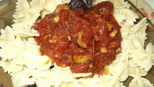 Макароны Бантики в соусе из томатов