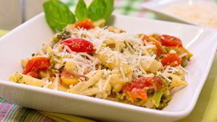 Макароны с брокколи, цветной капустой и куриным филе