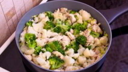 макароны с брокколи, цветной капустой и куриным филе