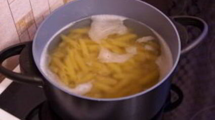 макароны с брокколи, цветной капустой и куриным филе