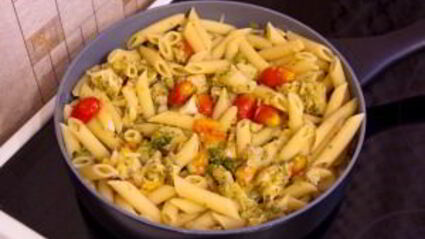 макароны с брокколи, цветной капустой и куриным филе