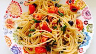 Макароны с черри, оливками и пармезаном