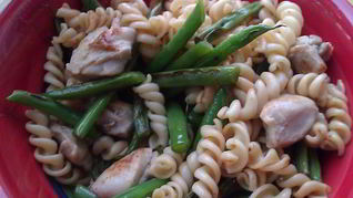 Макароны с курицей и стручковой фасолью