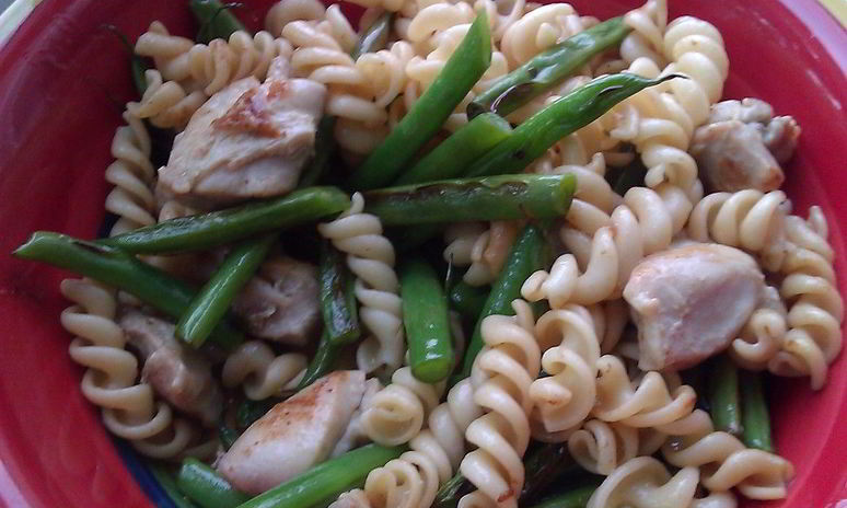 Рецепт макарон с курицей и стручковой фасолью