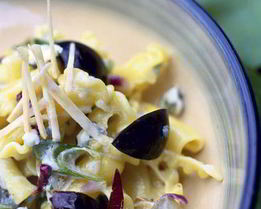 Макароны с соусом из винограда и сыра