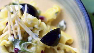 Макароны с соусом из винограда и сыра