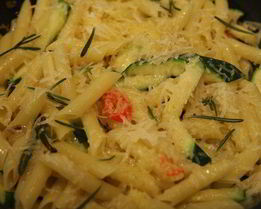 Макароны с цукини, пармезаном и розмарином