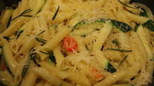 Макароны с цукини, пармезаном и розмарином