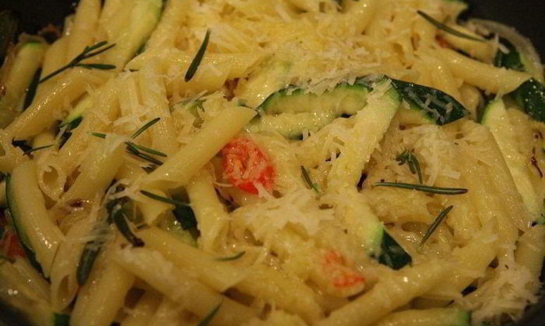 Рецепт макарон с цукини, пармезаном и розмарином
