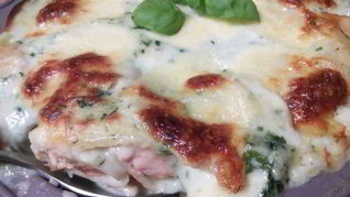 Паккери, фаршированные под соусом бешамель со шпинатом