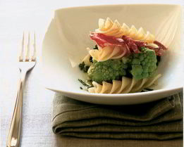 Паста с брокколи и свиным шпиком