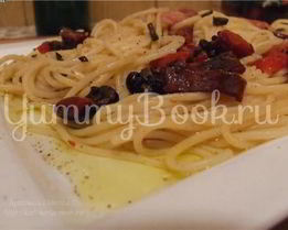 Паста с чесноком и сальсой из сушеных томатов