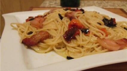 паста с чесноком и сальсой из сушеных томатов