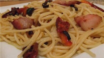 паста с чесноком и сальсой из сушеных томатов