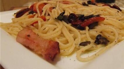 паста с чесноком и сальсой из сушеных томатов